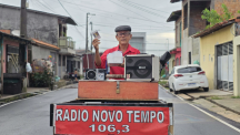 Adulto mayor evangeliza en bicicleta con la programación de Radio Nuevo Tiempo